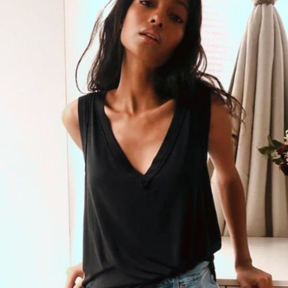 ARITZIA Elegant Black V Neck - Picture 1 of 2